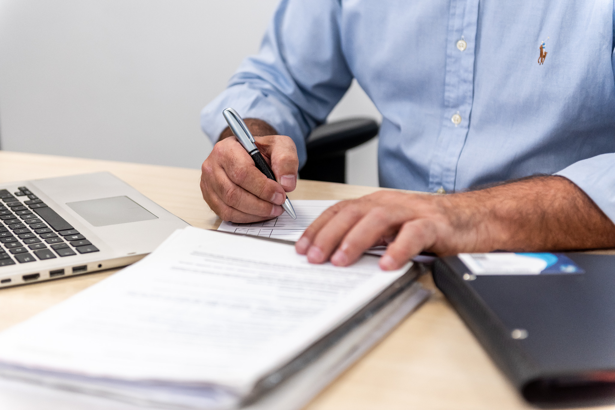 Consultor analisando documentos e fazendo anotações
